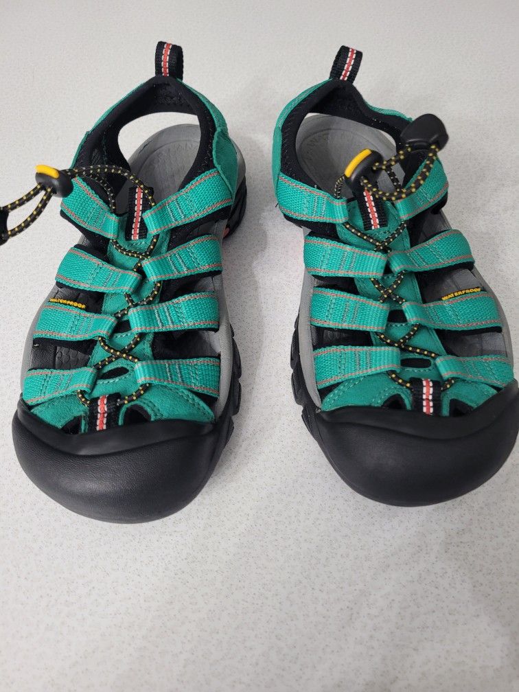 KEEN Women Size 7 7.5 Waterproof Sandals Outdoor Hiking River Tracing Shoe. Excellent condition