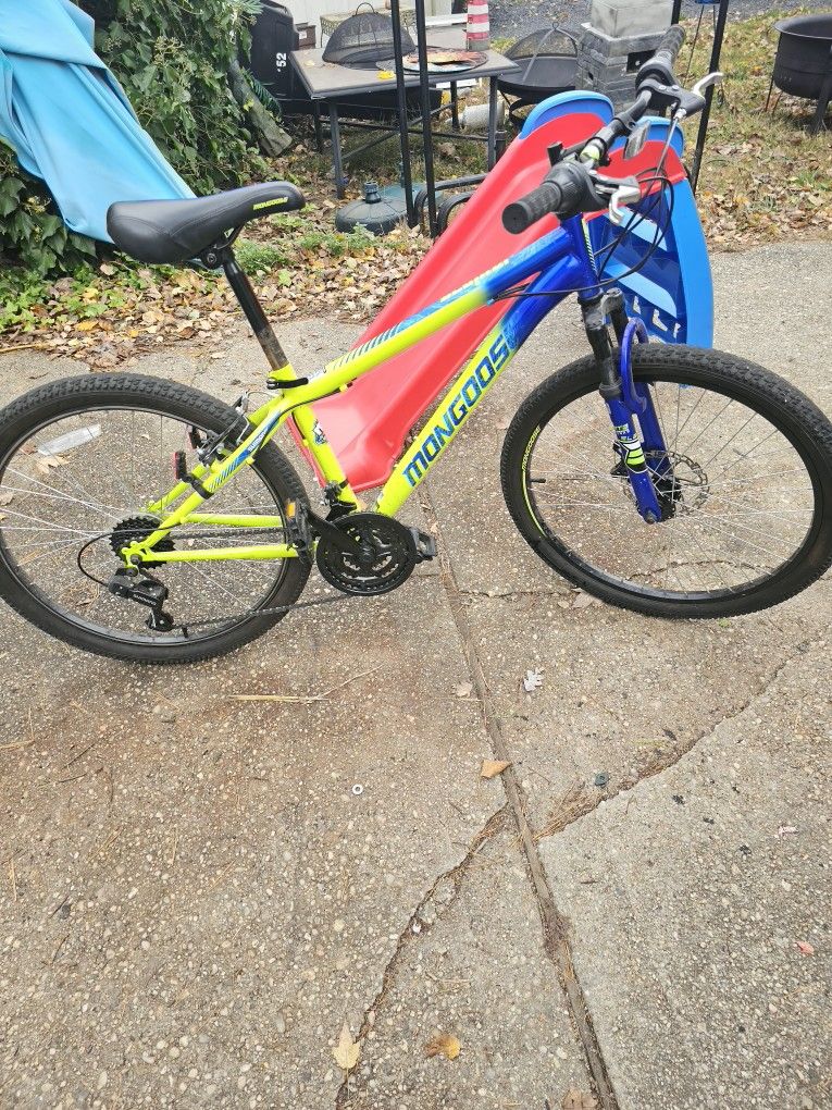 Price Is Firm.. Mongoose Specter 26-in Universal Mountain Bike