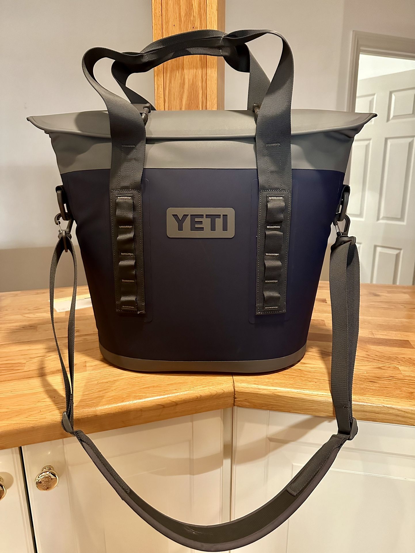Yeti Hopper Cooler (M15 Tote, Navy)