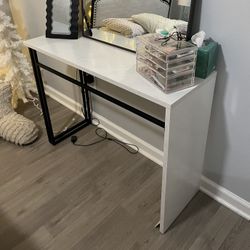 desk and mirror 
