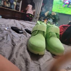 Size 5 In Kids Uggs Brand New Never Worn