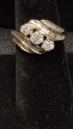 10K Gold Woman’s Diamond ring size 7 1ctdw no trades 3816 Steilacoom blvd Lakewood WA crown jewelry 