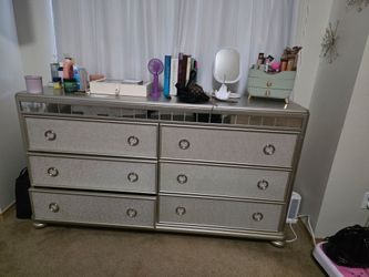 ✨ Beautiful 6-Drawer Mirrored Dresser – $175 OBO