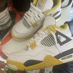 5.5 US , Black Yelllow White , Jordans