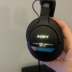 Sony MDR-7506 Professional Closed-Back Headphones