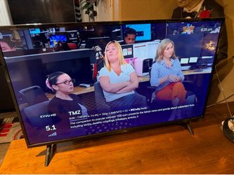 Excellent 40” TCL ROKU TV and remote