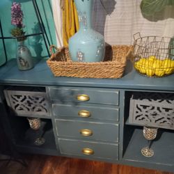 CUTE TV STAND AT PICKY PINCHERS 801 TURNER ST CLEARWATER OPEN 12-6 FREE DELIVERY 