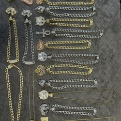 Mens new without tags lion neckless. With 24 inch Silver box chain. 