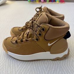 NEW Nike Women’s Hiking Boots – Tan Size 6