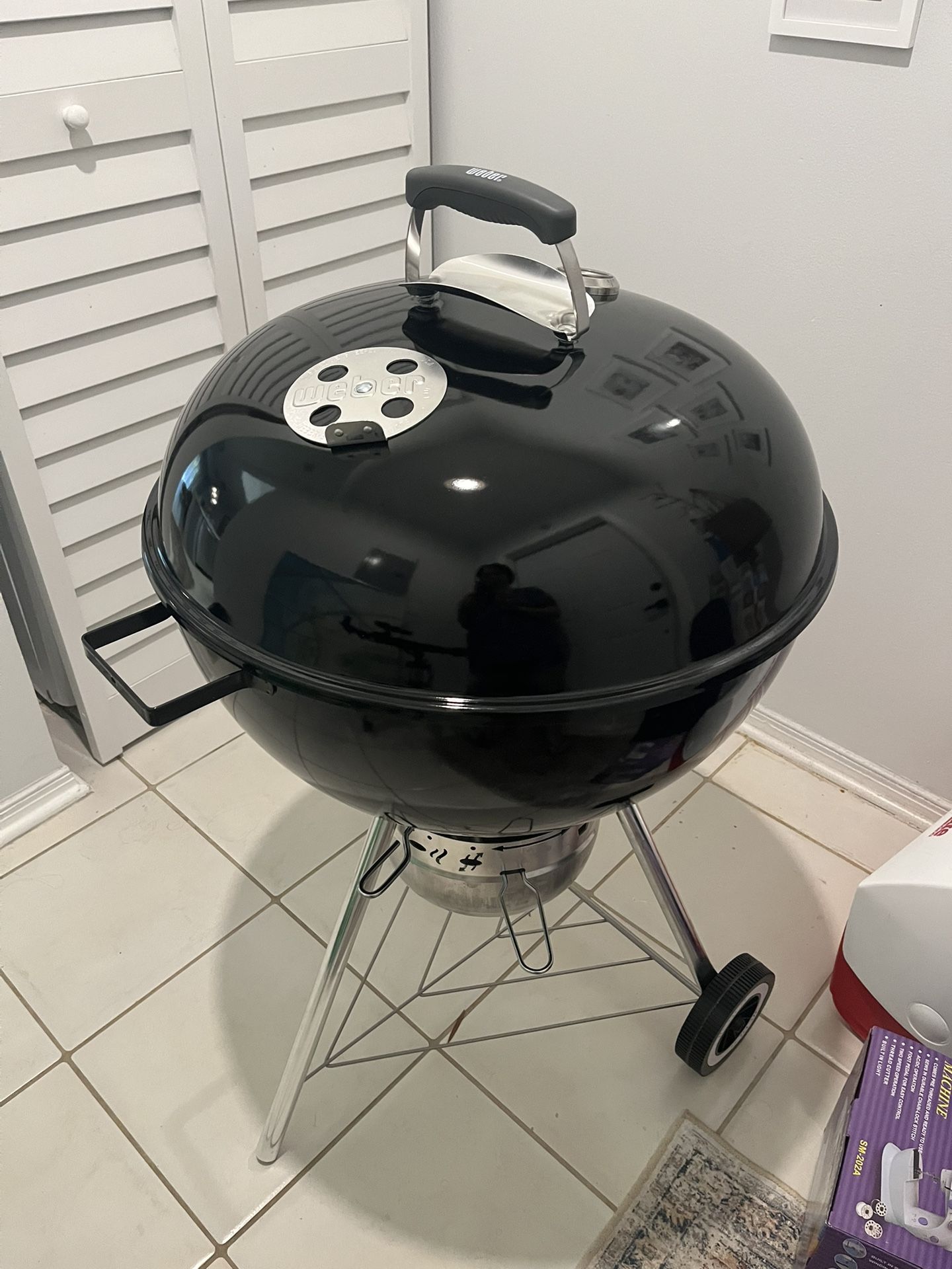 Black Weber Original Kettle 22in Charcoal BBQ with built in thermometer