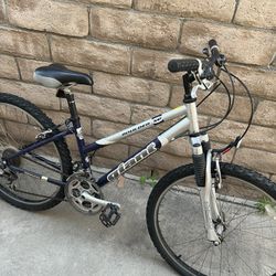 Giant Boulder SE Mountain Bike 