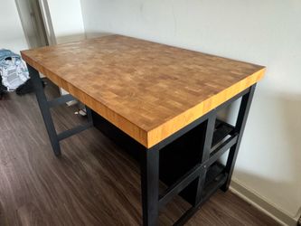 Island table with Bar stools