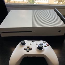 XBOX ONE S GREAT CONDITION