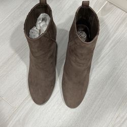 Vince  Camuto Size 8 1/2 