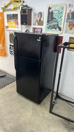 Whirlpool Black Top-Freezer Refrigerator