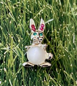 Vintage Small Gold Tone White Jelly Belly Bunny Brooch/Pin