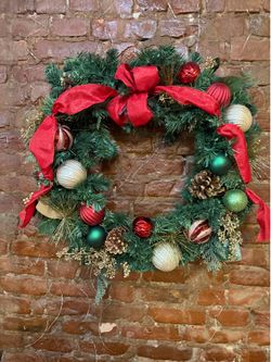 Pre-Lit Decorated Wreath 32”