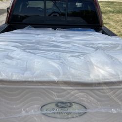 Super Thick, Queen Pillow Top, Simmons, Beauty Breast Mattress, Including Box Springs. Must Go This Week. I Can Also Deliver.