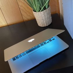 Apple MacBook Air 13” I5/8GB/256GB SSD $180