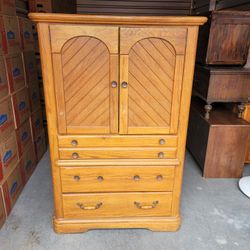 ARMOIRE 4 DRAWER WITH 2 UPPER DOORS AND 2 SHELVES. OAK FINISH WITH SOME BLEMISHES. $50