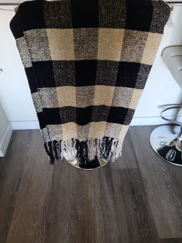 Checkerd Throw