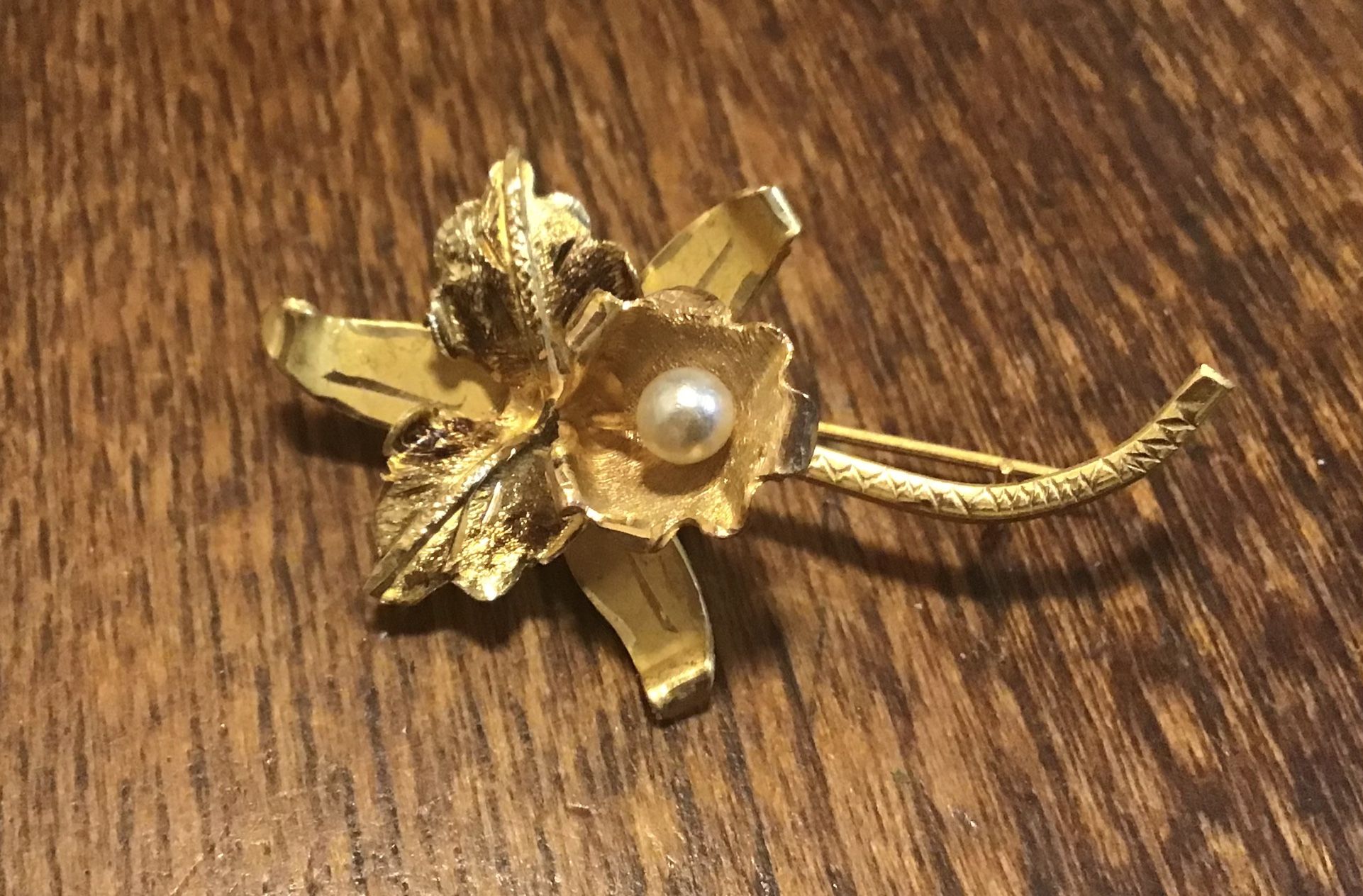 18k Gold Cattleya Orchid  brooch with  pearl accent 2.65 g