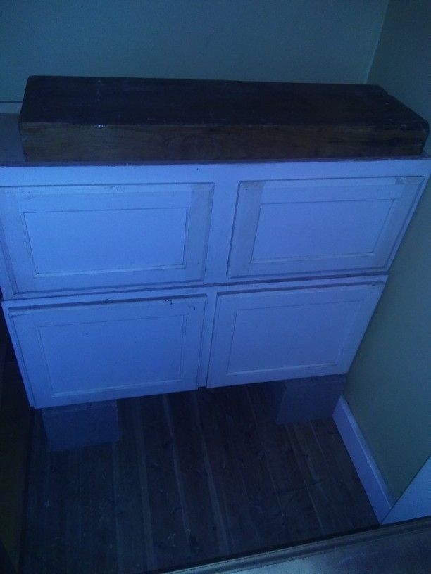 Cabinet c