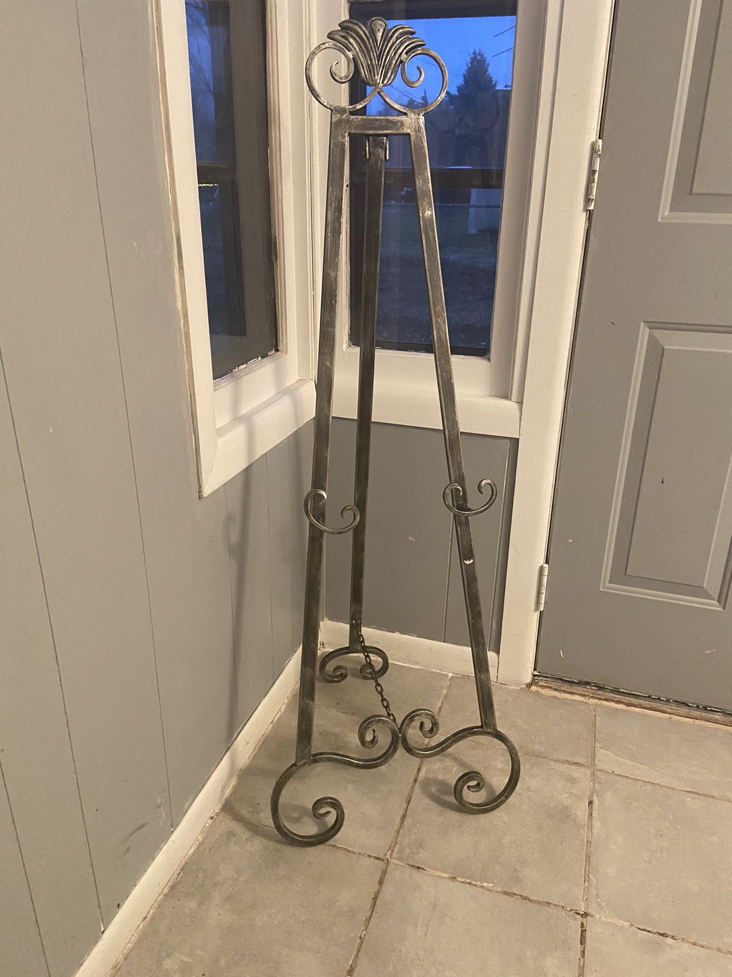 Metal Easel With Chain 