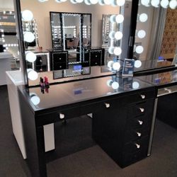 Beautiful Makeup Vanity With Dimmable Lights 