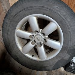 2005 Nissan Titan wheel and tire