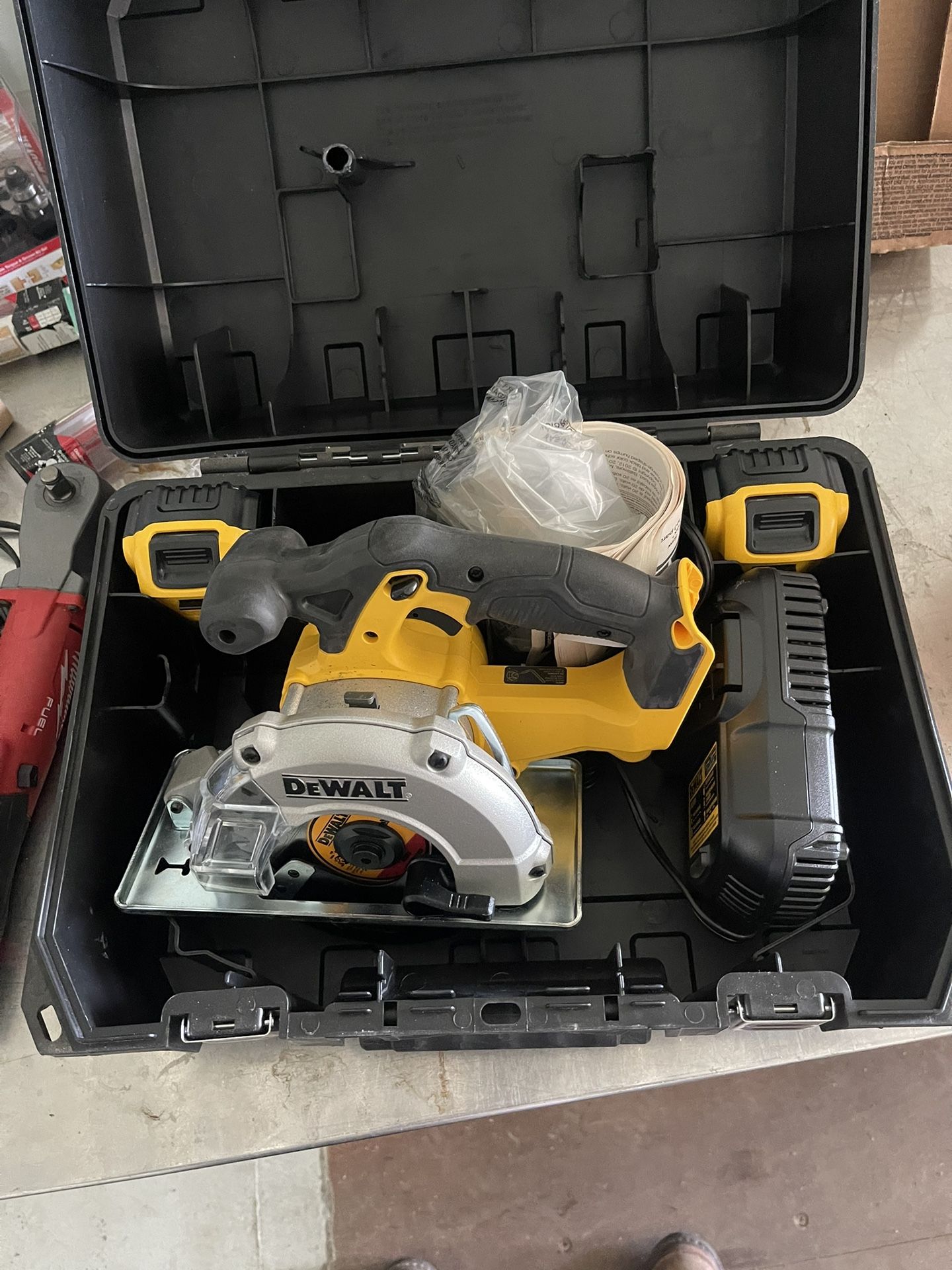 Dewalt Saw With Two Batteries 🔋 Now