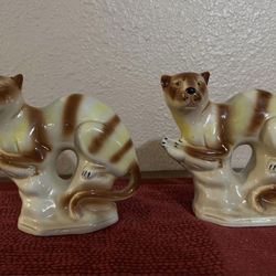 Two Vintage 1950's -1970's wild jungle safari Leopard/Tasmanen Tiger Cat ceramic figurines/statues 