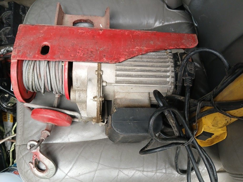 120 Volt Electric Winch With Hand Held Remote