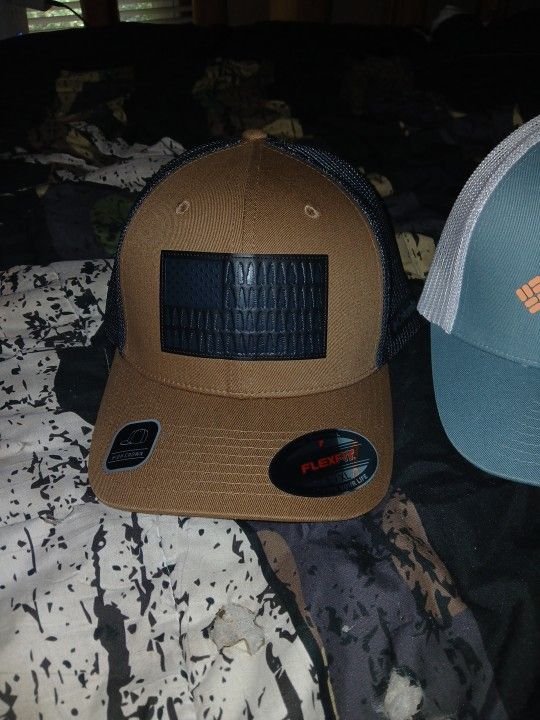 2 Columbia Flex Fit Hats 