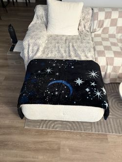 Victoria secret throw blanket (UTC area$