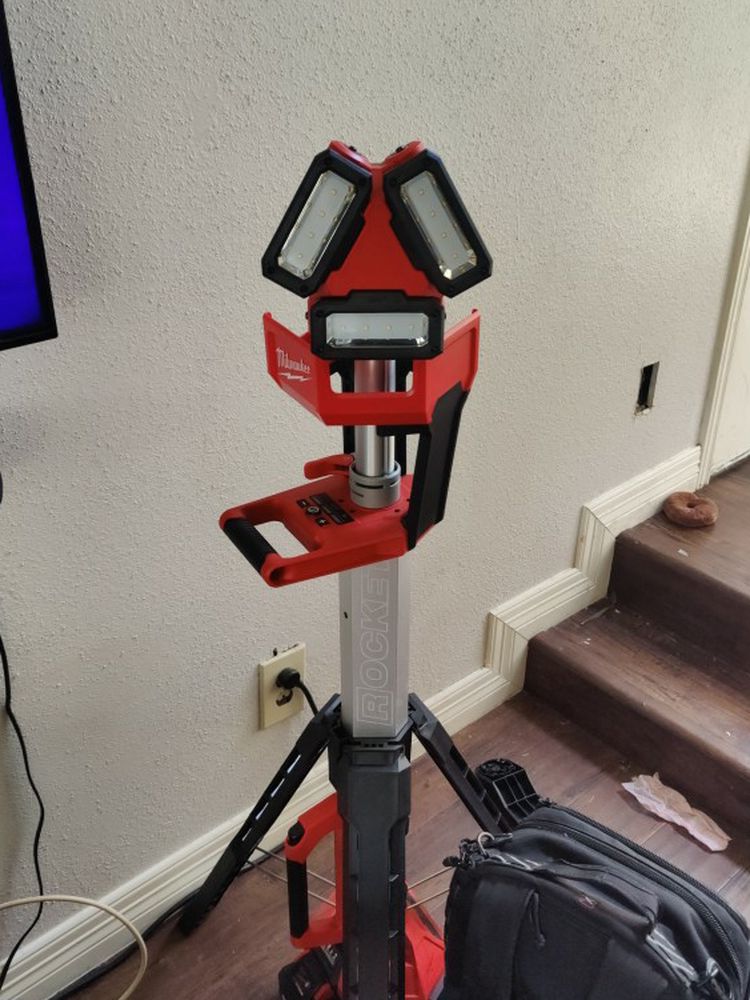 Milwaukee M18 Stand Light Dual Power And Charger
