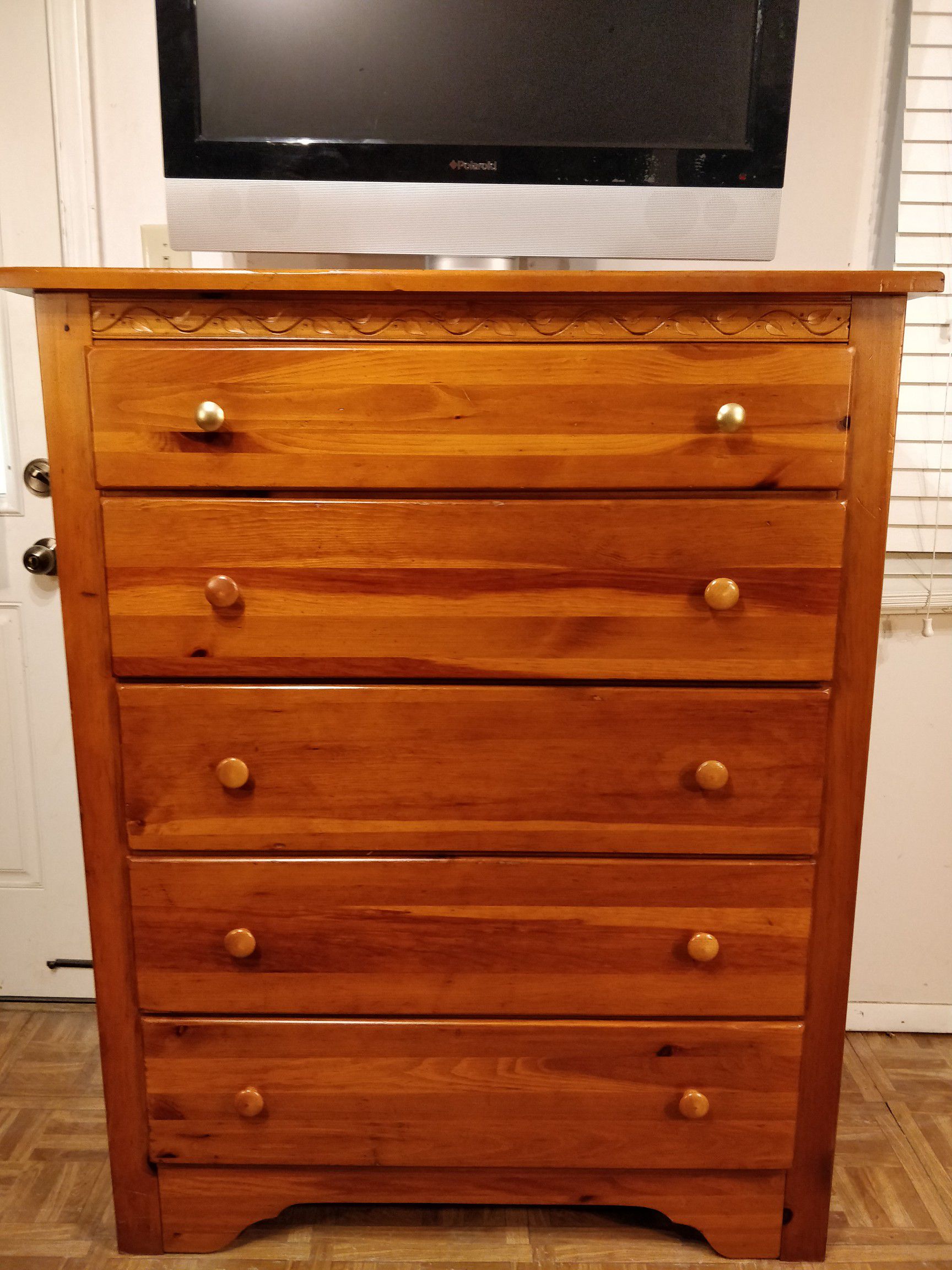 Solid wood big chest dresser with big drawers in very good condition, all drawers sliding smoothly, pet free smoke free. L49"*W19"*H50.5"