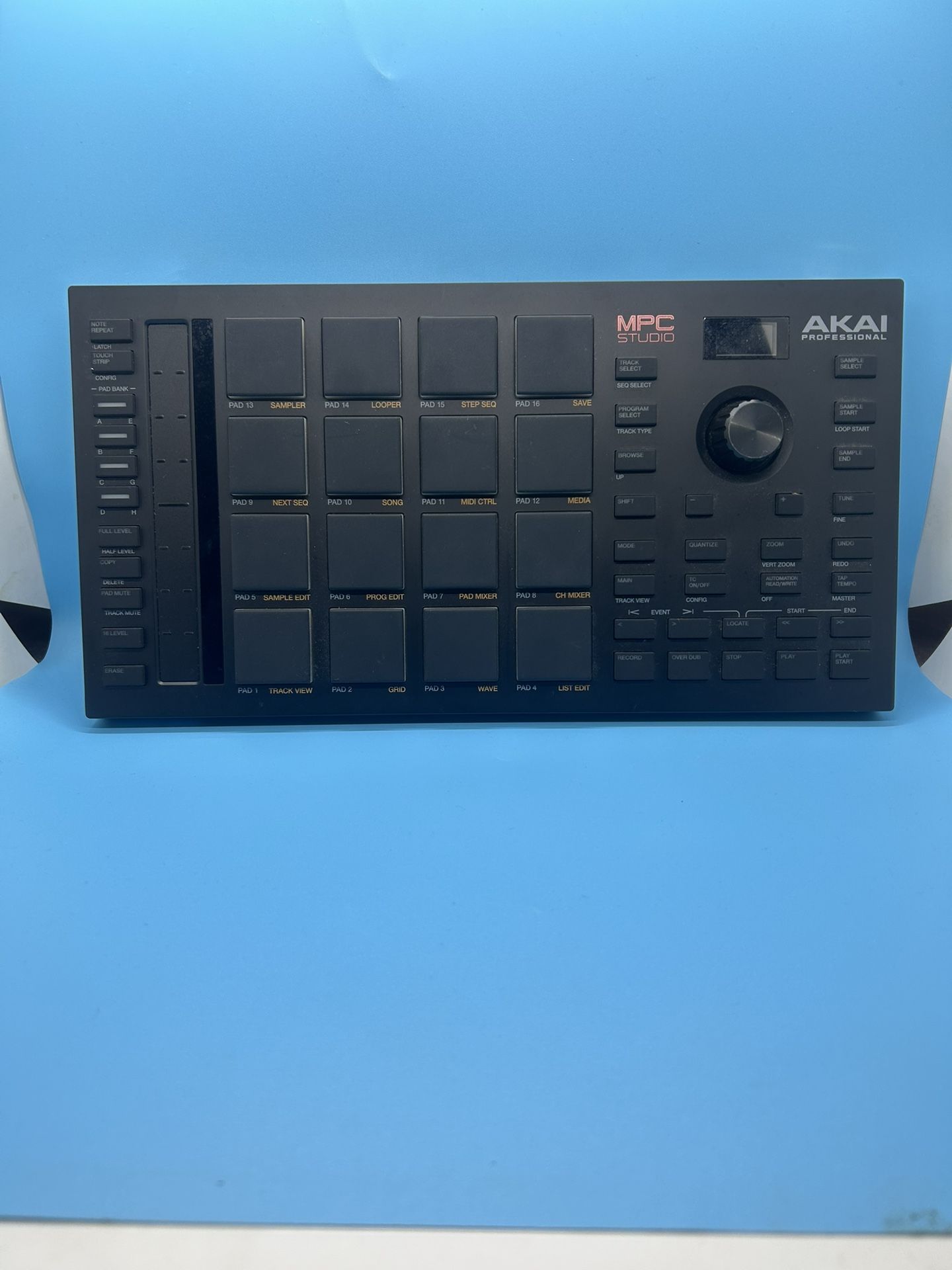 AKAI Pro Mpc Studio Beat Machine