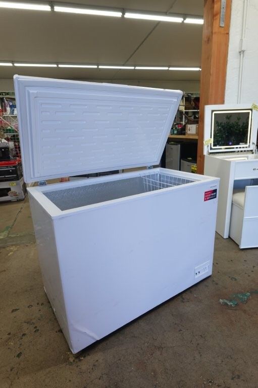 Frigidaire 10.3 cu ft Chest Freezer (Garage-Ready, EFRF1005, White)