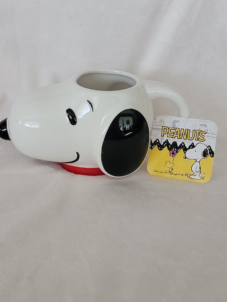 BRAND NEW SNOOPY MUG GREAT GIFT