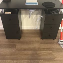 Nail desk
