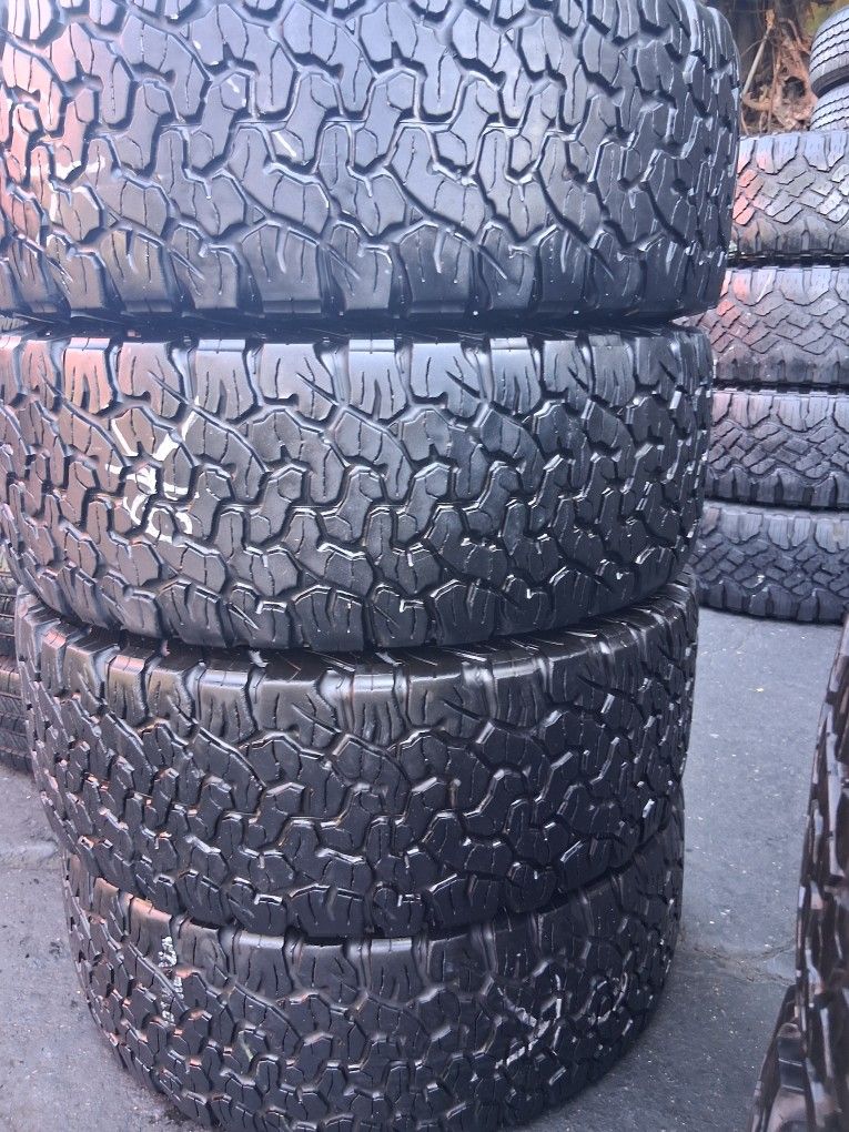 Tengo un set de llantas en muy buenas condiciones marca Bffoodrich LT265/60 R18 instalacion Y Balanceo Por El Mismo Precio 