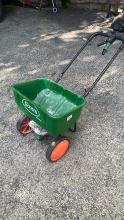 Garden spreader
