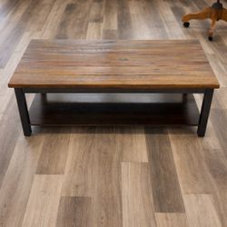 Wood coffee table in very good condition