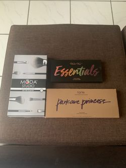 Makeup brushes and pallets