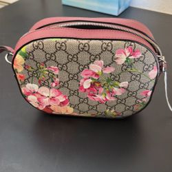 Gucci GG Supreme Monogram Blooms Mini Chain Shoulder Bag