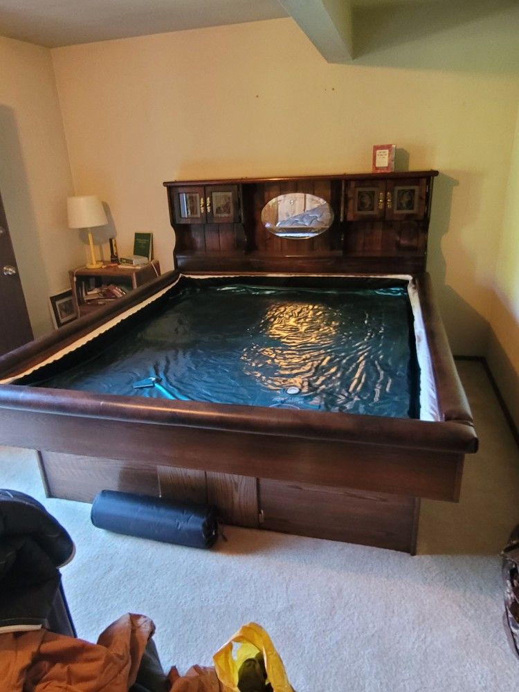 King Size Waveless Water Bed With Copmplete Frame Sale Or Trade