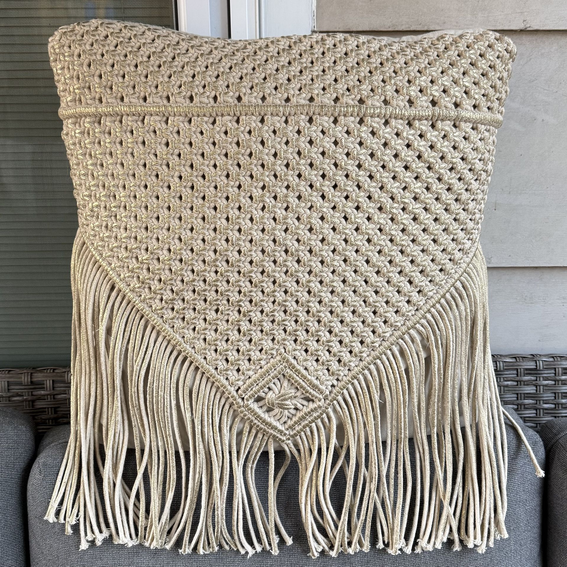 Rizzy Home Macrame 20” x 20” Decorative Throw Pillow