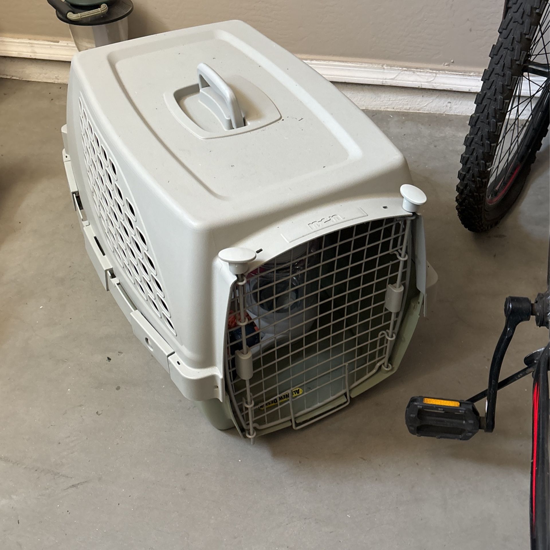 Kennel Dog M Size  27” D x 17” W x 17”H