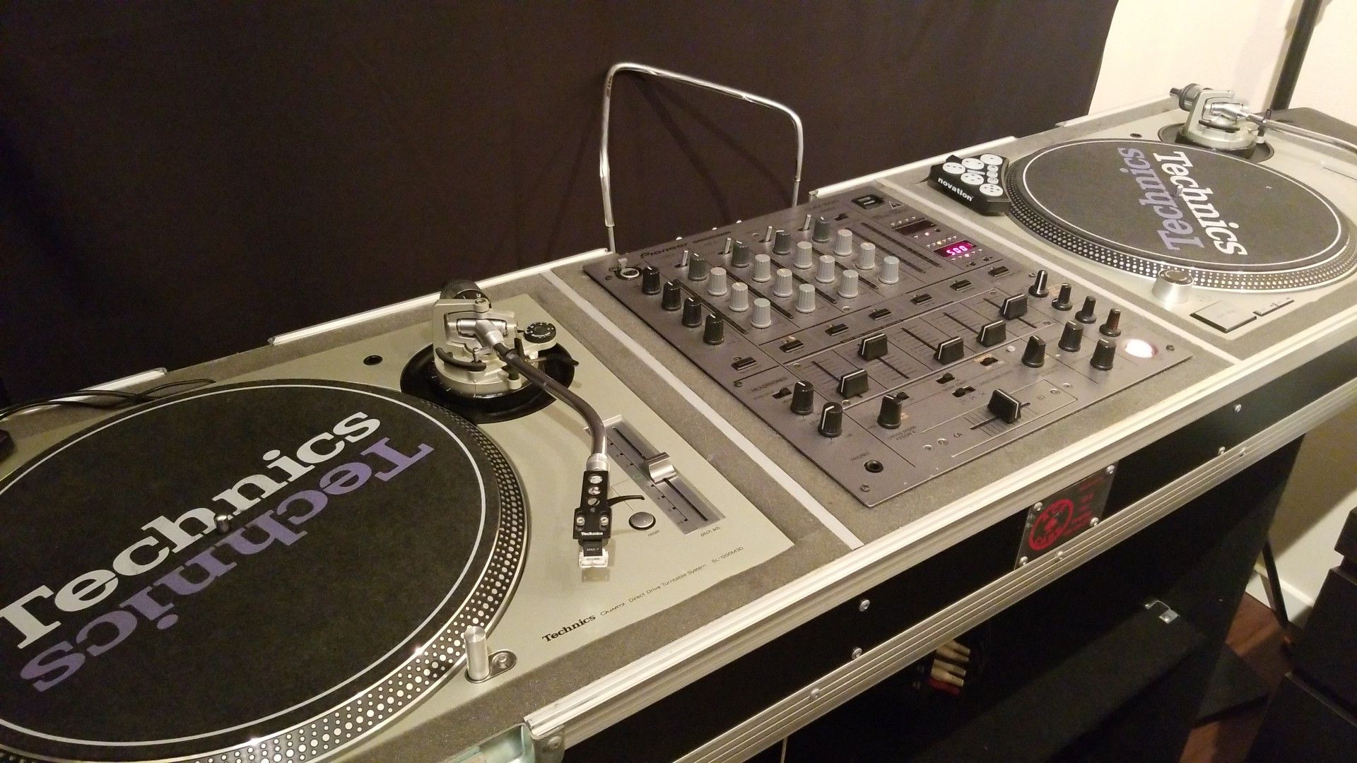 Pioneer DJM600 Mixer w/ SL-1200M3D turntables